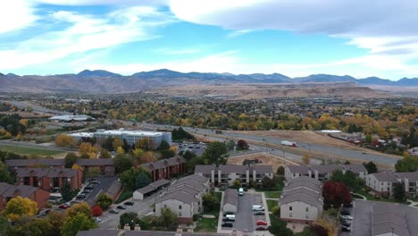 una toma de drones de colores de otoño, lakewood, colorado