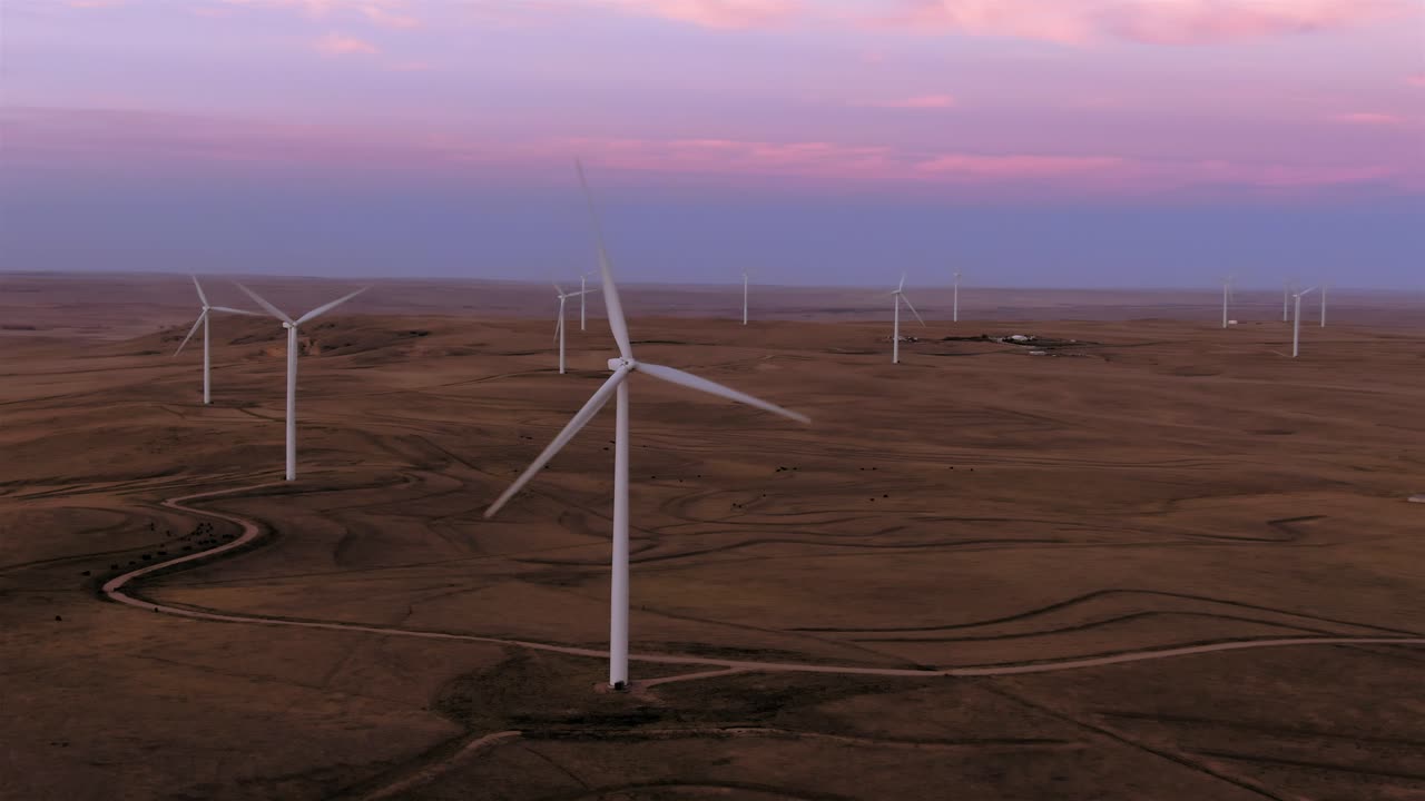 일몰 무렵 콜로라도의 칼한 근처에 있는 풍력 발전 단지의 공중 촬영