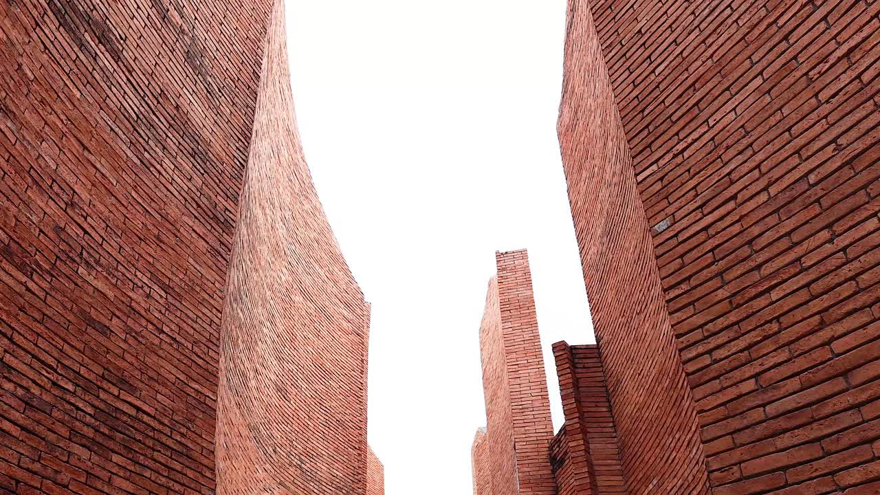 높은 벽돌 구조물의 연속적인 붕괴