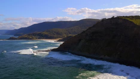 Malerischer-Blick-Auf-Die-Grünen-Berge-Und-Den-Blauen-Strand-Des-Campingplatzes-North-Era-Im-Royal-National-Park,-NSW,-Australien