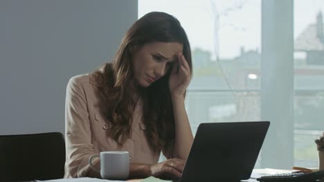 Mujer-De-Negocios-Recibiendo-Mala-Carta.-Mujer-Profesional-Seria-Trabajando-En-La-Computadora-Portátil