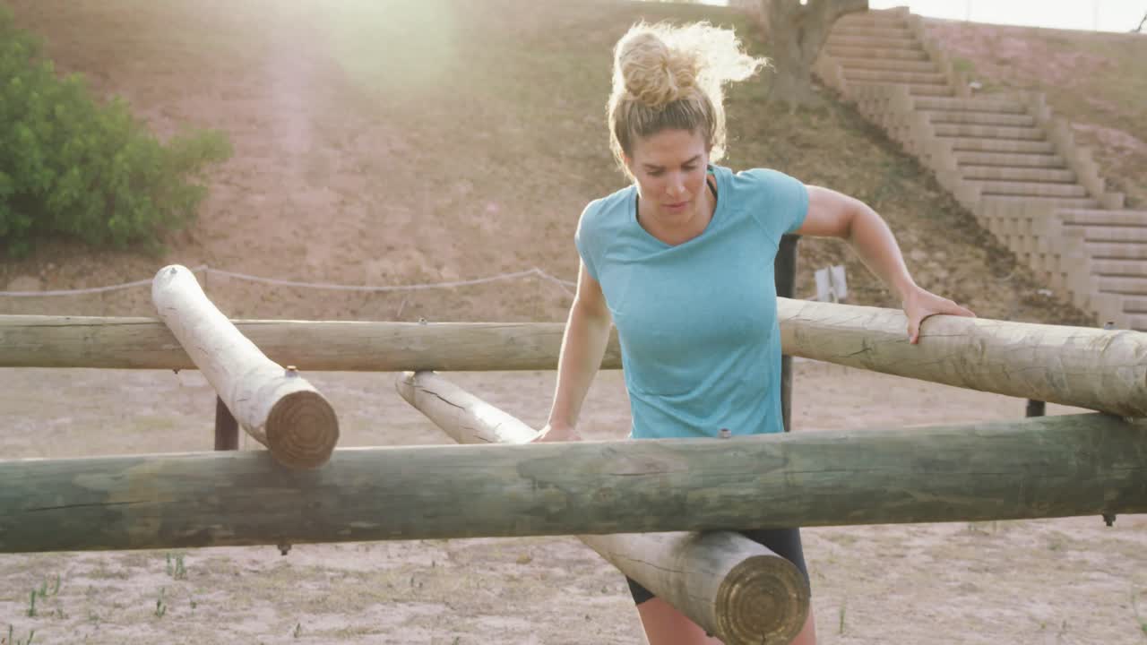 mujer caucásica haciendo ejercicio en el campamento de entrenamiento