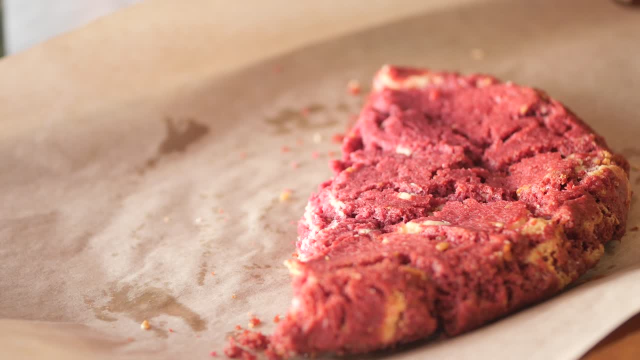 cerca de una galleta de terciopelo rojo en un papel de pergamino
