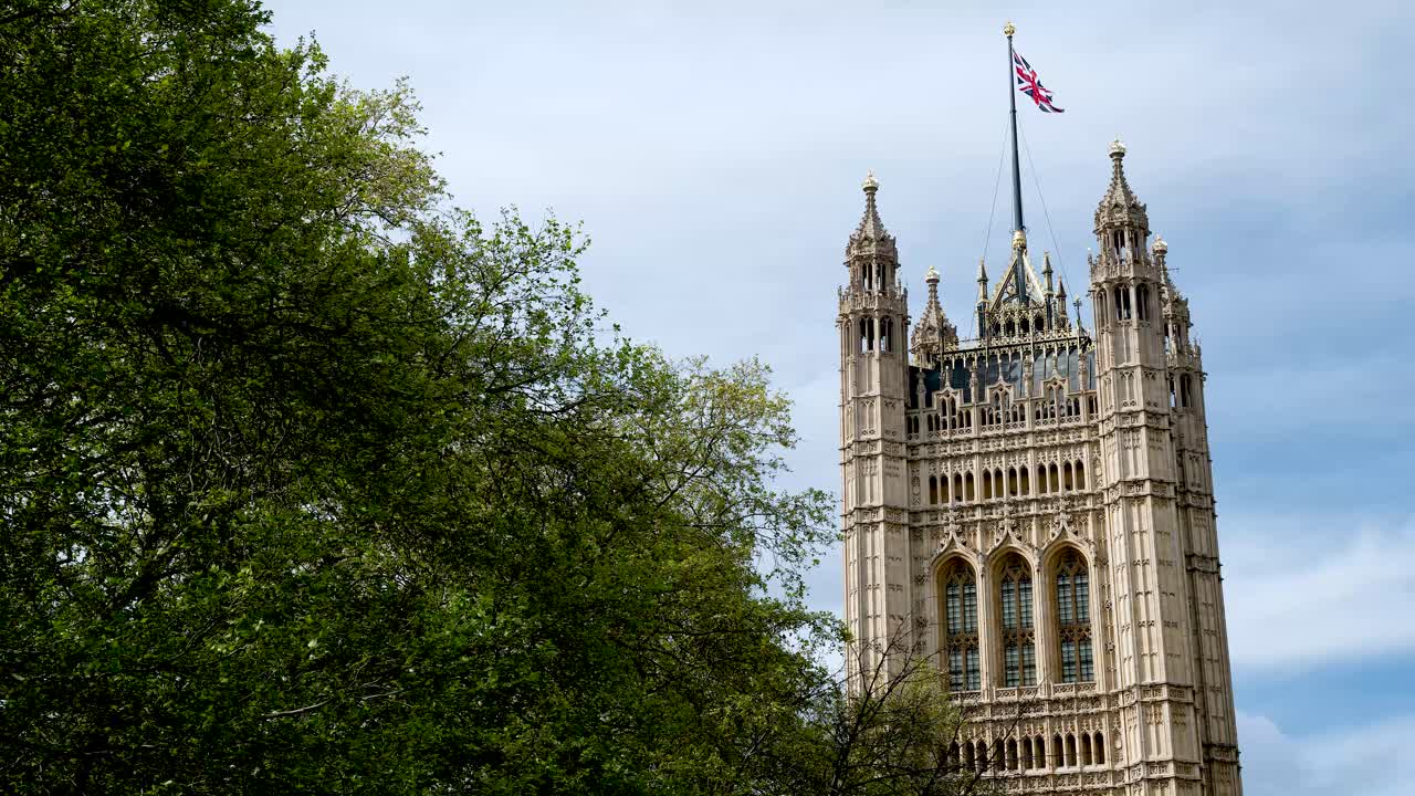 la union jack o la bandera sindical sobre el palacio de westminster