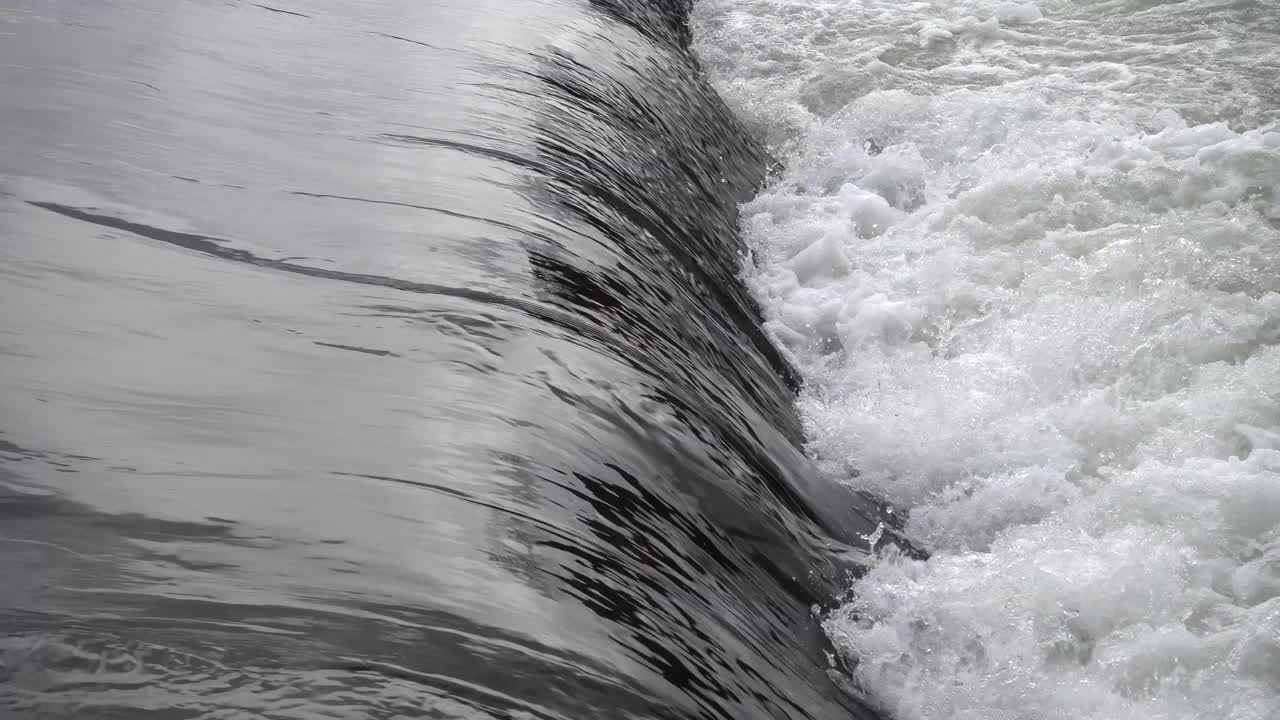 Friedlicher Flusswasserfall in Zeitlupe.