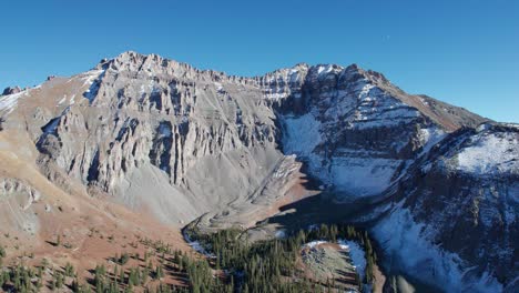 un avión no tripulado filmado en las escarpadas cumbres rocosas de las montañas en telluride, co.