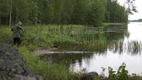 Lustiger-Ungeschickter-Fotograf-Lässt-Dslr-kamera-In-Seewasser-Fallen,-Statischer-Schuss