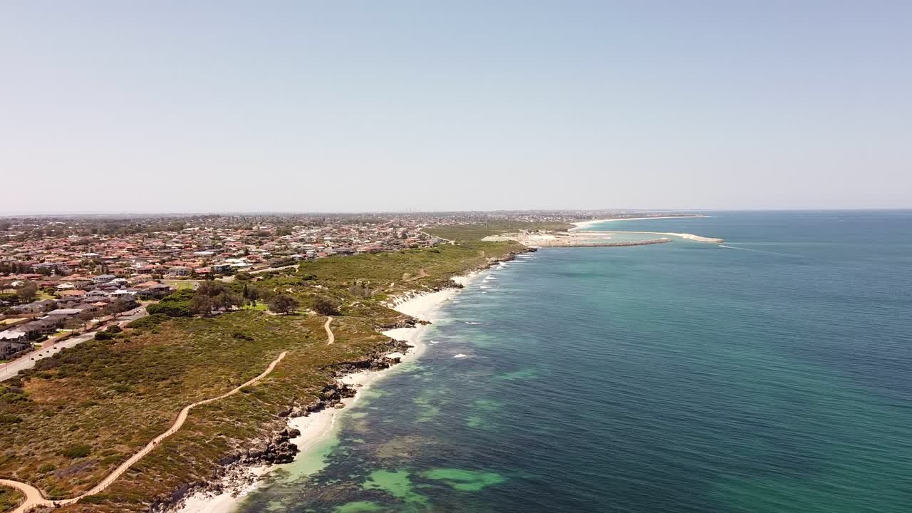 playa en el arrecife oceánico en perth con vista a la zona residencial en el fondo