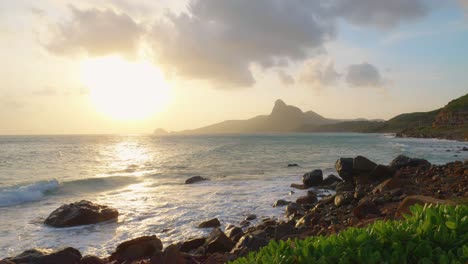 una foto de ensueño de la playa en la isla de con dao en vietnam durante la puesta o el amanecer