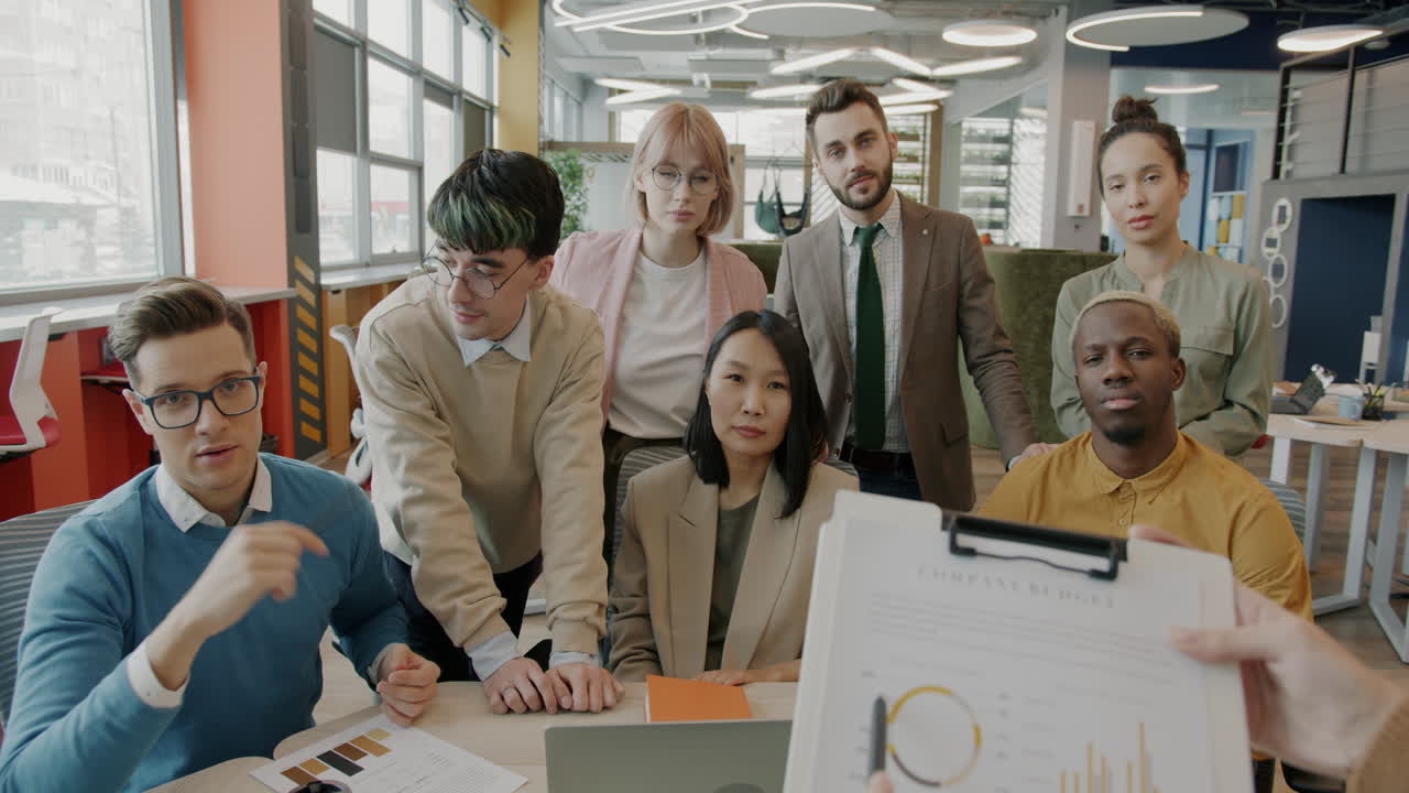 現代的なオフィスでのビジネスミーティング