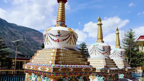 stupa de la paz en el monasterio budista por la mañana desde un ángulo diferente