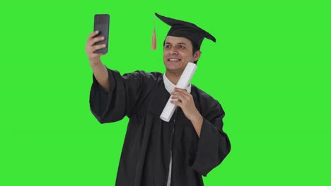 Fröhlicher-Indischer-Hochschulabsolvent,-Der-Auf-Selfies-Mit-Grünem-Bildschirm-Klickt