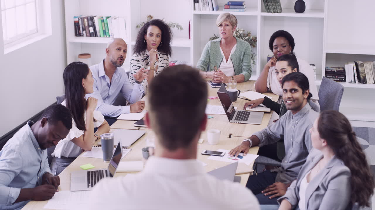 un grupo de empresarios que tienen una reunión