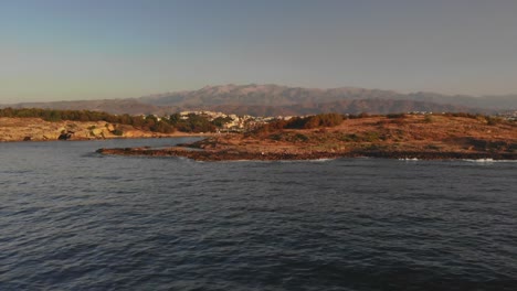 toma aérea desde la costa de creta