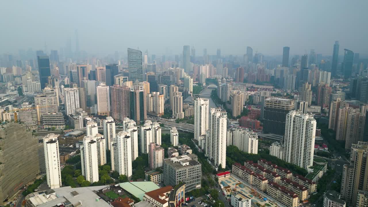 toma aérea del distrito residencial de putuo con el horizonte de shanghái