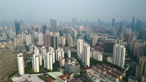 Toma-Aérea-De-Establecimiento-Del-Distrito-Residencial-De-Putuo-Con-El-Horizonte-De-Shanghai