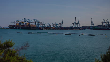 el bullicioso muelle de carga marítima del astillero de kalafrana malta