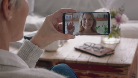 Mujer-Madura-Teniendo-Video-Chat-Usando-Un-Teléfono-Inteligente-Conversando-Con-Su-Hija-En-La-Pantalla-Del-Teléfono-Móvil-Sonriendo-Disfrutando-De-Una-Conversación-Compartiendo-Estilo-De-Vida-Con-La-Familia-4k