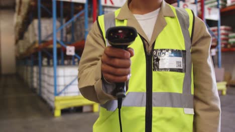 trabajador de almacén de sexo masculino con auriculares en la bahía de carga 4k