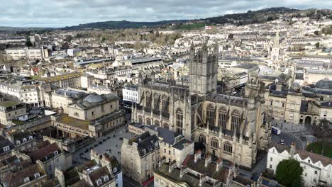 Abadía-De-Bath,-Centro-De-La-Ciudad-De-Bath,-Reino-Unido,-Panorámica-Aérea-De-Drones