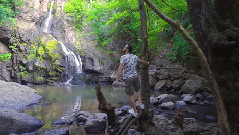 hombre caminando a la cascada.