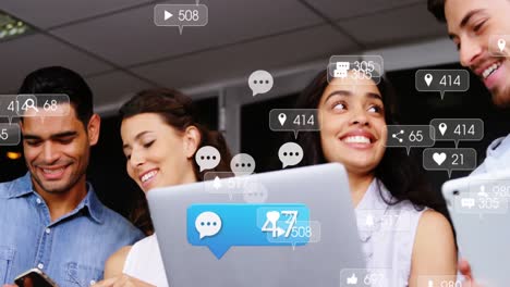 animación de iconos de redes sociales sobre diversos colegas que usan dispositivos electrónicos en la oficina