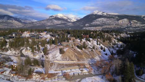 vista aérea de drones de una casa grande en la parte superior de un acantilado con vistas al lago invermere en columbia británica, canadá