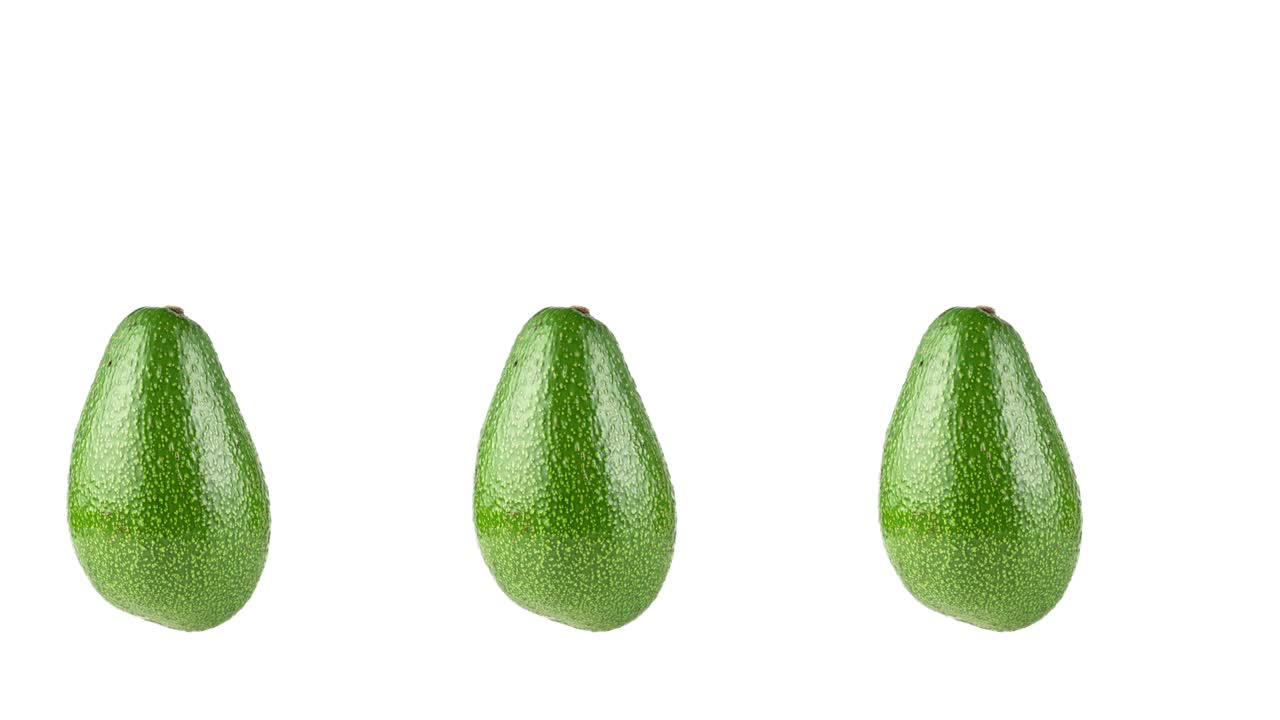 molti avocado interi che ruotano in primo piano su uno sfondo bianco. animazione a loop senza cuciture con spazio di copia
