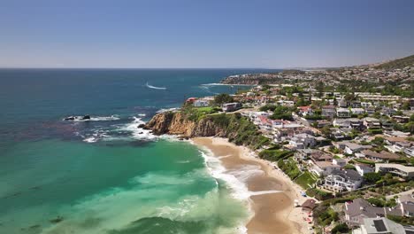 vista de un avión no tripulado volando sobre los acantilados de laguna beach, california