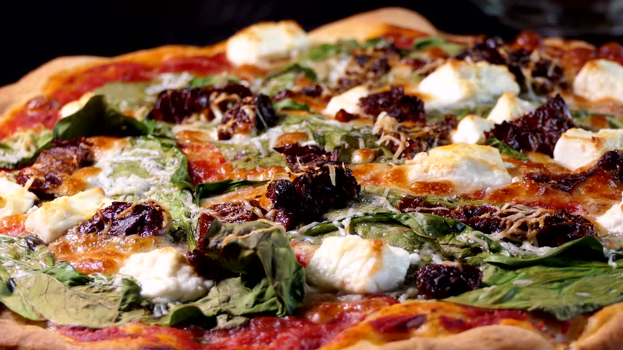 스파나치, 건조 토마토, 페타 치즈와 함께 피자.