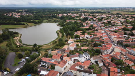 Vista-Aérea-De-Drones-De-La-Ciudad-Y-El-Lago-De-Talmont-Saint-Hilaire,-Francia