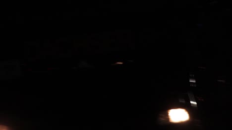 semáforos y semáforos en la noche en la ciudad