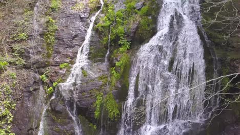 hermosa vista de cerca de las cascadas de la cascada de rausor
