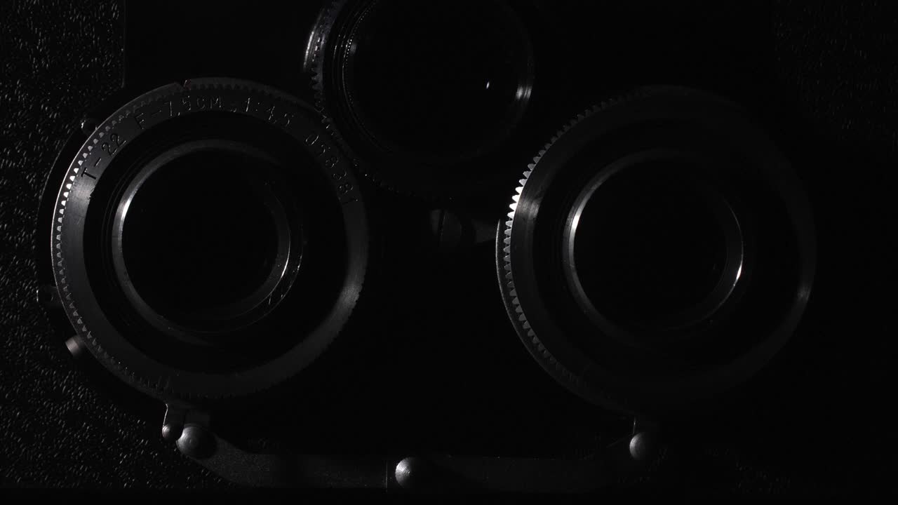 cámara de fotos estéreo vintage sobre fondo negro