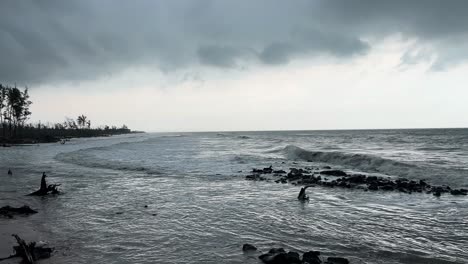 una playa del mar indio con nubes oscuras en el monzón de bengala occidental
