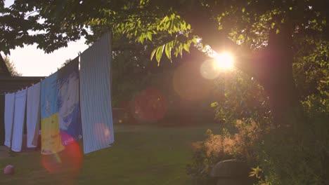 Wäscheleine-Mit-Handtüchern-Bei-Sonnenuntergang