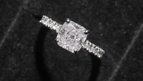 de arriba hacia abajo, lujoso y costoso anillo de compromiso de diamantes giratorio