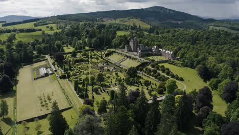 Vista-Aérea-De-La-Extensa-Propiedad-Del-Castillo-De-Drummond-En-Escocia