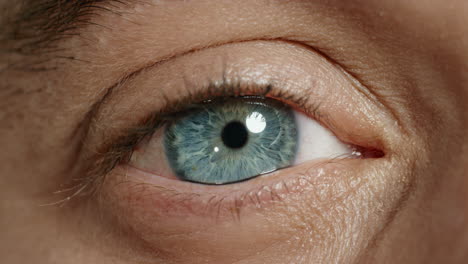 macro de cerca el ojo azul se abre parpadeando belleza natural