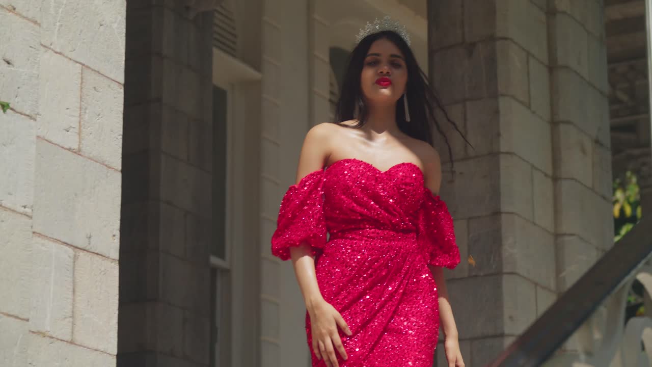 카리브 해의 성 안에 숨겨진 비밀들 가운데, 빨간 옷을 입은 젊은 여자가 그 숨겨진 통로를 탐구합니다.