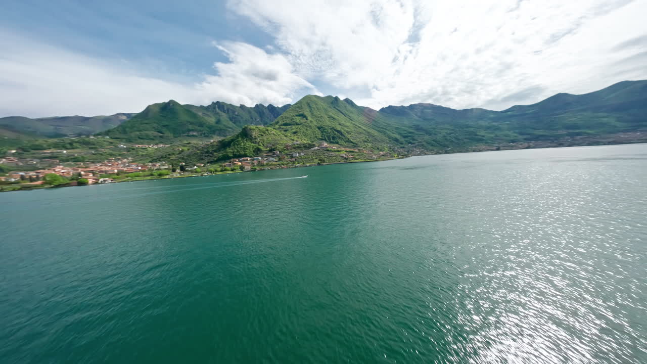 Splendida vista aerea del Lago d'Iseo con montagne verdi lussureggianti e acqua cristallina