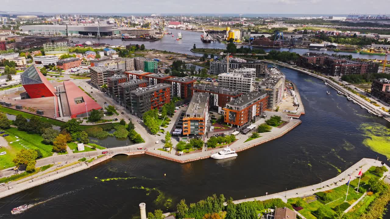 Vista aerea con drone sul moderno quartiere sul lungofiume e sul porto di Danzica, Polonia.