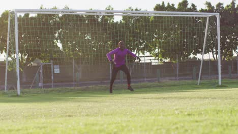 Video-Del-Portero-Afroamericano-En-El-Campo,-Jugando-Al-Fútbol.