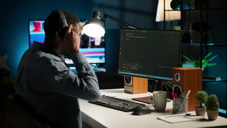 programador afroamericano que trabaja en la computación en la nube con un algoritmo
