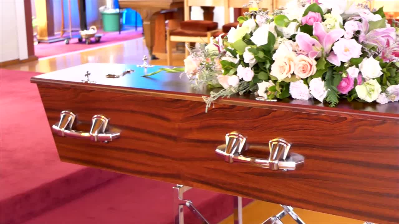 영구차나 예배당에 있는 장례식 관이나 관의 클로즈업 샷 또는 묘지의 매장