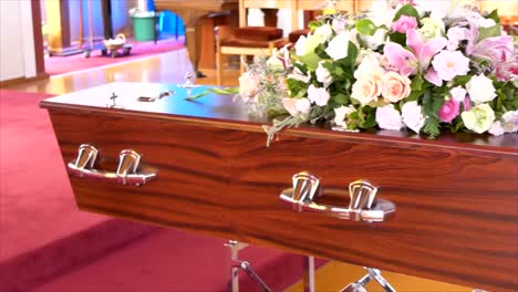 primer plano de un ataúd funerario o ataúd en un coche fúnebre o capilla o entierro en el cementerio