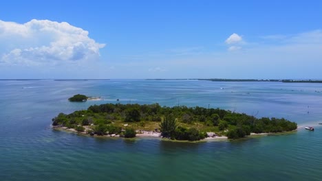 Tropischer-Blauer-Ozean-Himmel-Florida-Boca-Grande-Hundeinsel-Sonniger-Sommertag-Boote