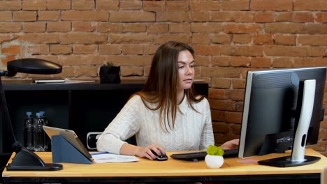 primer plano. retrato de una hermosa mujer joven trabajando en su computadora en la oficina.