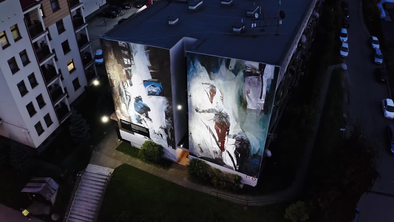 건물 앞면 에 있는 등반자 들 의 밤 벽화