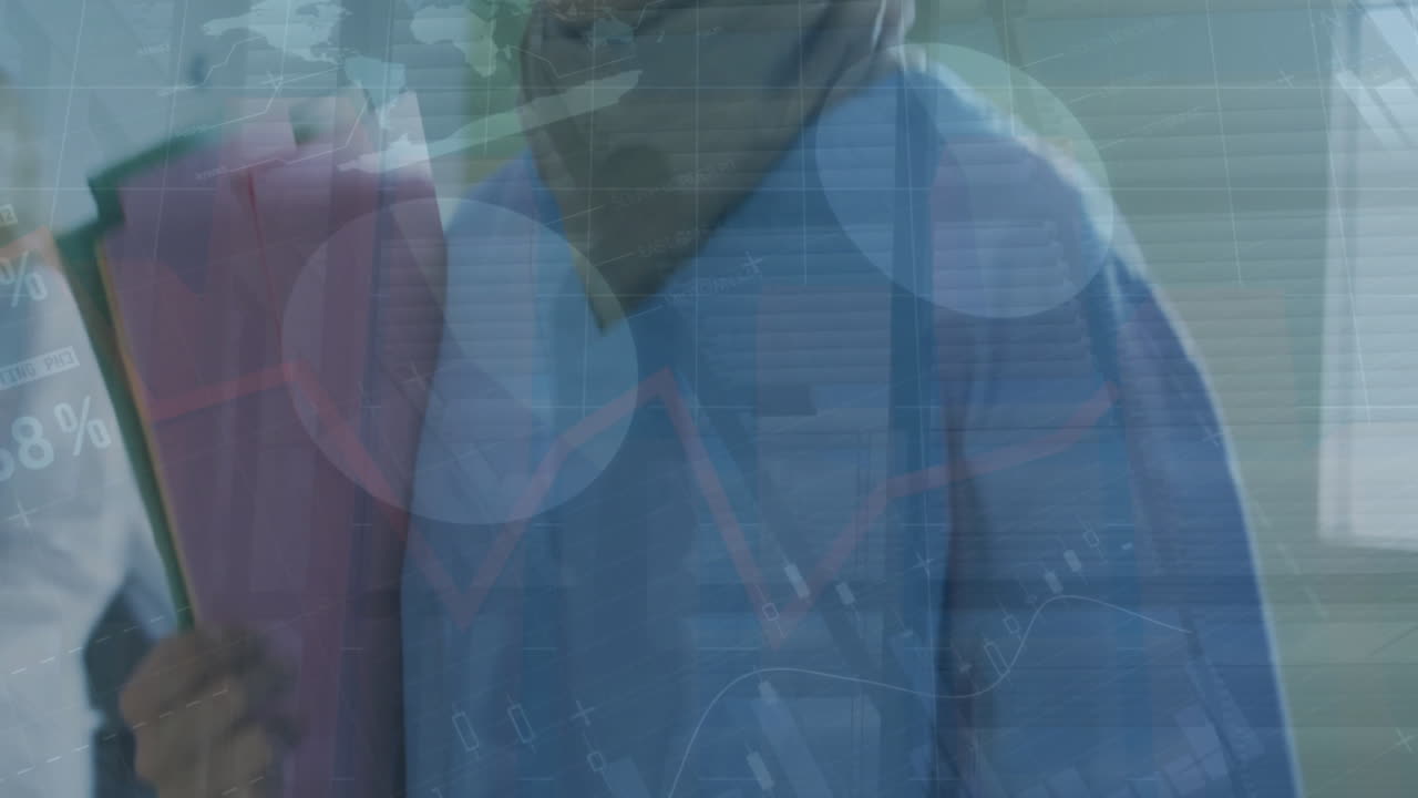 animación del procesamiento de datos financieros sobre una doctora caucásica